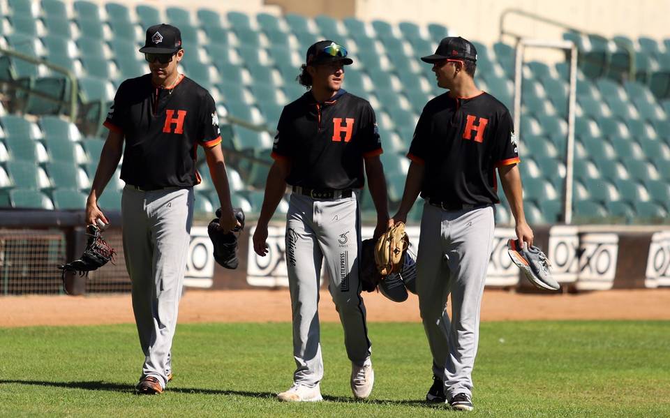 Elmer Dessens, Coachde pitcheo , durante entrenamiento de los