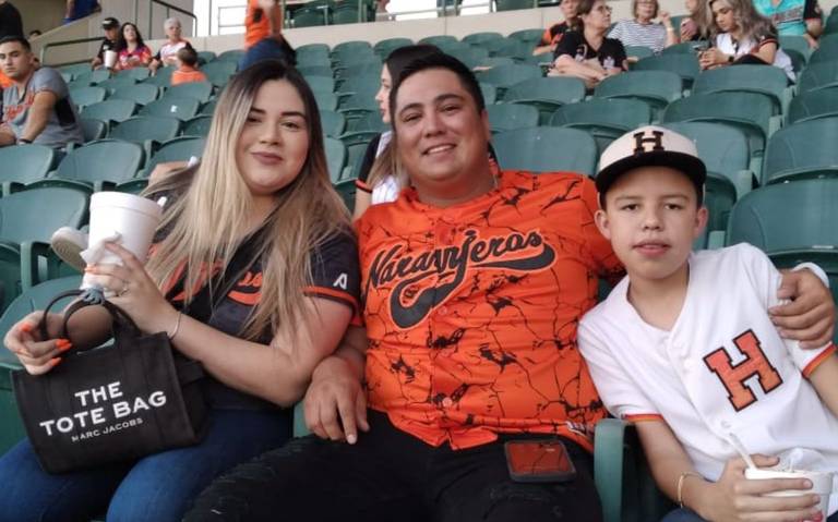 Develan bobbleheads Naranjeros en el estadio Fernando Valenzuela -  Uniradio Informa Sonora