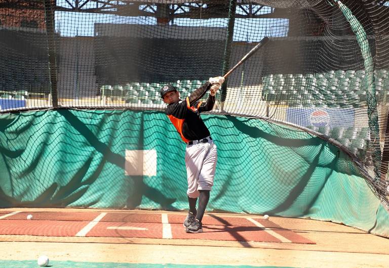 Elmer Dessens, Coachde pitcheo , durante entrenamiento de los