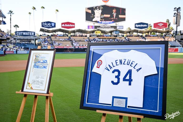 Dodgers retire Fernando Valenzuela's No. 34 four decades after southpaw  unleashed 'Fernandomania' on LA: Sombrero-wearing fans dance to mariachi  band in honor of 'El Toro