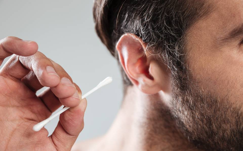 Derribando mitos: Cuándo y cómo limpiarse los oídos - Clínica