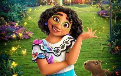 Personaje de la princesa de Disney con vestido verde y una flor en