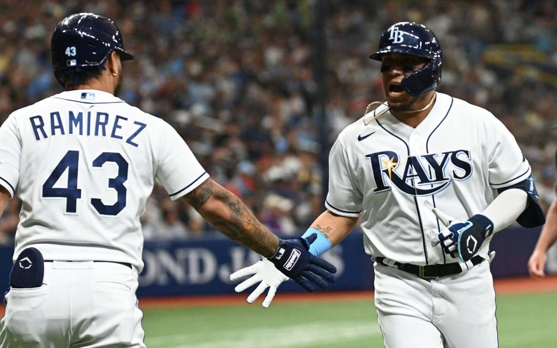 Hermosillense Isaac Paredes firma con Cachorros de Chicago del Beisbol de  Grandes Ligas. Foto:LuisGutierrez TodosLosDerechosReservados Stock Photo -  Alamy