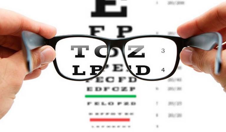 Optometristas advierten del riesgo de usar gafas de aumento
